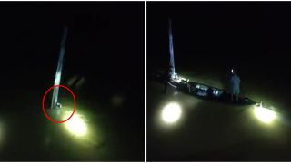 Phép màu đến với người đàn ông ôm cột điện kêu cứu giữa dòng lũ cuồn cuộn trong đêm