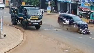 Camera ghi lại cảnh ô tô tông mạnh khiến 2 người thương vong, tài xế có hành động gây căm phẫn