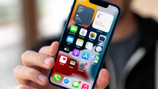 Đây là iPhone cỡ nhỏ cuối cùng, giá rẻ bán cực chạy tại Nhật Bản, dùng cơ bản vẫn ngon như iPhone 17