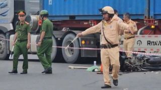 Vượt qua đầu container, cặp vợ chồng đi xe máy gặp nạn khiến 1 người tử vong: Camera ghi lại khoảnh khắc ám ảnh