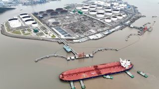 Giá xăng dầu hôm nay 4/11: Lo ngại về dư cung khiến giá xăng dầu quay đầu giảm