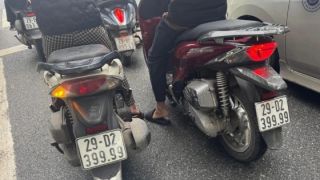 Xuất hiện 2 chiếc SH trùng biển số, thản nhiên đi ngang hàng nhau ở Hà Nội: Biển giả hay ảnh ghép?