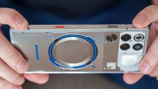 Mở hộp, đánh giá nhanh RedMagic 11 Pro: ‘Quái vật gaming’ với công nghệ làm mát hiện đại so kè iPhone 17 Pro Max