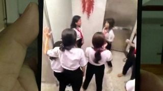 Rợn cảnh nữ sinh bị nhóm bạn vây đánh trong nhà vệ sinh trường học ở TP HCM