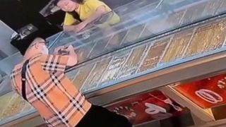 Chân dung nam thanh niên ăn mặc bảnh bao giả vờ mua vàng rồi táo tợn cướp vàng tẩu thoát