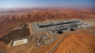 Ả Rập Xê Út giảm giá dầu tháng 12 cho châu Á nhằm ứng phó với thị trường cung ứng dồi dào