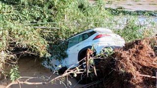 Đắk Lắk: Rợn cảnh ô tô chở 2 người trôi xiết theo dòng nước lũ