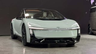 ‘Huỷ diệt’ Honda Civic, Toyota Corolla Altis gây sốt với động cơ mới ăn xăng chỉ ngang SH