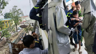 Thót tim cảnh giải cứu một em học sinh tiểu học bị kẹt ngoài lan can trường học