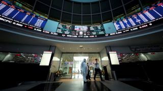 Thị trường tài chính ở vùng Vịnh bị ‘bóp nghẹt’ do giá xăng dầu giảm liên tiếp và thu nhập ảm đạm