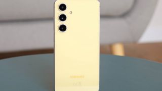 Đây là chiếc Galaxy S giá hơn 10 triệu, bản sao giá rẻ của Galaxy S25, AI ‘nét căng’ áp đảo cả iPhone 17