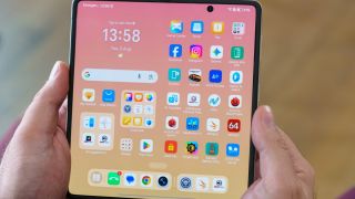 HONOR Magic V5 bắt đầu giảm giá, vua màn gập mỏng nhẹ ‘thách thức’ Galaxy Z Fold7