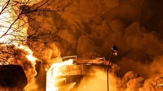 Ukraine phá hủy tàu, nhiều tòa chung cư và 1 kho dầu của Nga chìm trong biển lửa