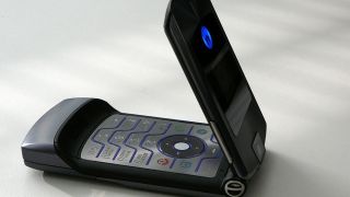 Motorola Razr V3: Siêu mẫu di động hơn 20 năm trước, iPhone phải ngước nhìn!