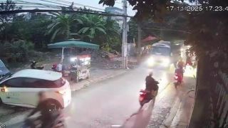 Thầy dạy lái nổi tiếng lùi xe ngang đường, bị xe khách húc trúng đuôi, ai đúng ai sai?