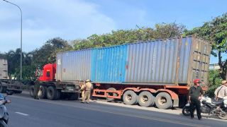 Hiện trường ám ảnh vụ nữ sinh lớp 9 bị kẹp giữa 2 xe container, tử vong trên đường đi học