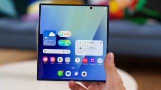 Galaxy Z Fold7 xả kho cuối tháng 11, điện thoại gập đa năng, AI xịn ‘out trình’ iPhone 17 Pro Max