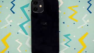 iPhone 12 Mini, chiếc iPhone còn mạnh, dùng ngon như iPhone 17 nhưng rẻ như máy cỏ vì kích thước nhỏ