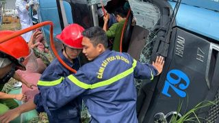 Nghẹt thở khoảnh khắc cảnh sát cắt cabin giải cứu 2 người trong đầu xe tải bẹp dúm ở Lâm Đồng