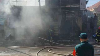 Hiện trường cháy cửa tiệm giày dép ở TPHCM, hé lộ nặng nề thiệt hại ban đầu