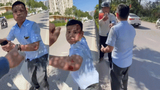 Clip tài xế xe máy chửi tục tĩu, dùng mũ bảo hiểm đánh liên tục vào đầu nam thanh niên gây bức xúc