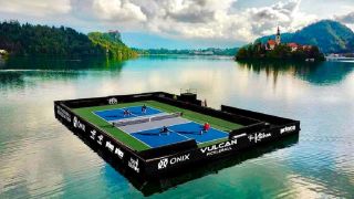 Siêu sao NBA khiến cộng đồng pickleball choáng ngợp với sân bóng nổi trên mặt hồ