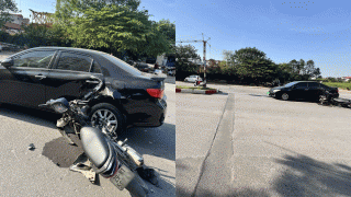 Camera ghi lại cảnh 2 thiếu niên lớp 9 không đội mũ bảo hiểm tông mạnh vào xe ô tô sang ở Hà Nội