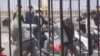 Tây Ninh: Người đàn ông cởi trần bị nhóm thanh niên đánh dã man giữa đường, công an vào cuộc