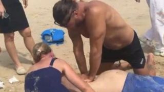 Hai du khách người nước ngoài đi tắm biển ở Bình Thuận bị cuốn trôi, một người không qua khỏi