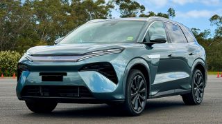 Mẫu SUV vừa ra mắt gây chú ý với tầm chạy 370 km sau 5 phút sạc, thách thức vị thế Hyundai Santa Fe