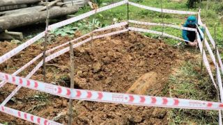 Quảng Trị: Phát hiện quả bom khủng nặng 340kg trong vườn nhà, công an phong tỏa xử lý, cảnh báo nguy hiểm cực cao