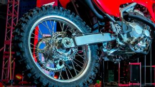 'Vua côn tay' mới tinh của Honda chính thức ra mắt: Thể thao hơn Winner R và Yamaha Exciter, giá mềm