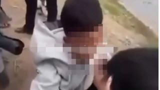 Rộ clip nam sinh lớp 10 bị bạn đánh đập, nhét băng vệ sinh vào miệng, công an vào cuộc