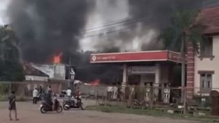 Kho cơ khí bốc cháy ngùn ngụt ngay sát cây xăng, TPHCM lại một phen thót tim