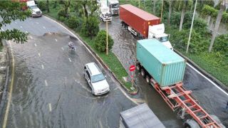 Nguyên nhân nhiều tuyến phố ở TP.HCM ngập sâu khiến người dân di chuyển khó khăn, nguy hiểm