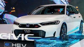 Honda Civic e:HEV RS giảm sâu tới 140 triệu đồng, 'so kè' cùng Toyota Corolla Altis Hybrid