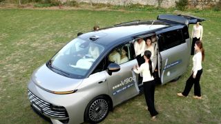 MPV cỡ lớn gây sốt với kỷ lục Guinness: Chở được… 42 người trong cabin