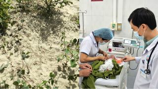 Clip khoảnh khắc cứu bé sơ sinh nghi bị ‘chôn sống’ ở Gia Lai, xót xa dấu vết lạ trên người con