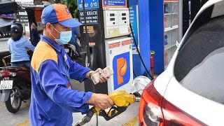 Giá xăng dầu hôm nay 10/12: Thị trường rơi tự do, bước vào nhịp giảm sâu