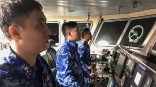 Tàu cá chìm giữa sóng dữ cách Vũng Áng 50 hải lý: Tình hình tìm kiếm 8 người gặp nạn