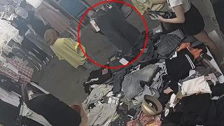 Camera hé lộ chiêu thức trộm đồ khó ngờ của người phụ nữ khiến chủ sạp quần áo ở Hải Phòng nghi ngờ