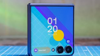 Đây là chiếc điện thoại màn gập vỏ sò nhỏ gọn đáng mua nhất hiện nay, giảm tới 7 triệu hot hơn iPhone 17