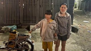 Chân dung người phụ nữ cướp đôi bông tai vàng của bé gái khi đang chơi trong hẻm ở TP.HCM