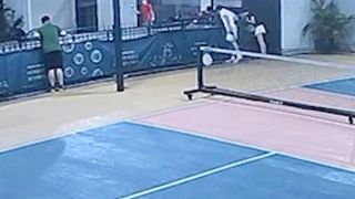 Clip người đàn ông 32 tuổi rơi xuống đất tử vong khi chơi pickleball ở sân thượng khiến nhiều người bàng hoàng