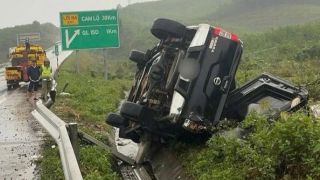 Nguyên nhân chiếc xe bán tải lật nghiêng trên cao tốc Cam Lộ - Sơn La khiến 1 người tử vong