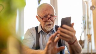 Chốt ngay những mẫu iPhone dưới 5 triệu đồng nên mua cho người lớn tuổi