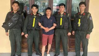 Hiện trường nghẹt thở nam thanh niên ‘ngáo đá’ sử dụng hung khí cố thủ trong nhà, chống trả cảnh sát