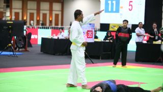 Trọng tài bỏ mặc VĐV Việt Nam nằm bất động, BTC SEA Games khẳng định 'hành vi ăn vạ'