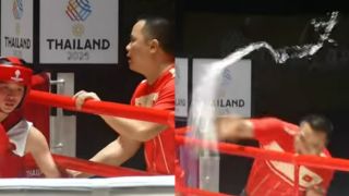 Cái kết vụ HLV Việt Nam nổi giận ném chai nước, dắt học trò bỏ về giữa trận vì bị xử ép ở SEA Games 33