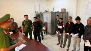 Đắk Lắk: Bố mẹ và con trai cùng bị khởi tố vì cầm hung khí đánh nhau với hàng xóm